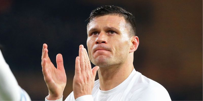 Khám phá Vasil Bozhikov trong vai trò hậu vệ đẳng cấp